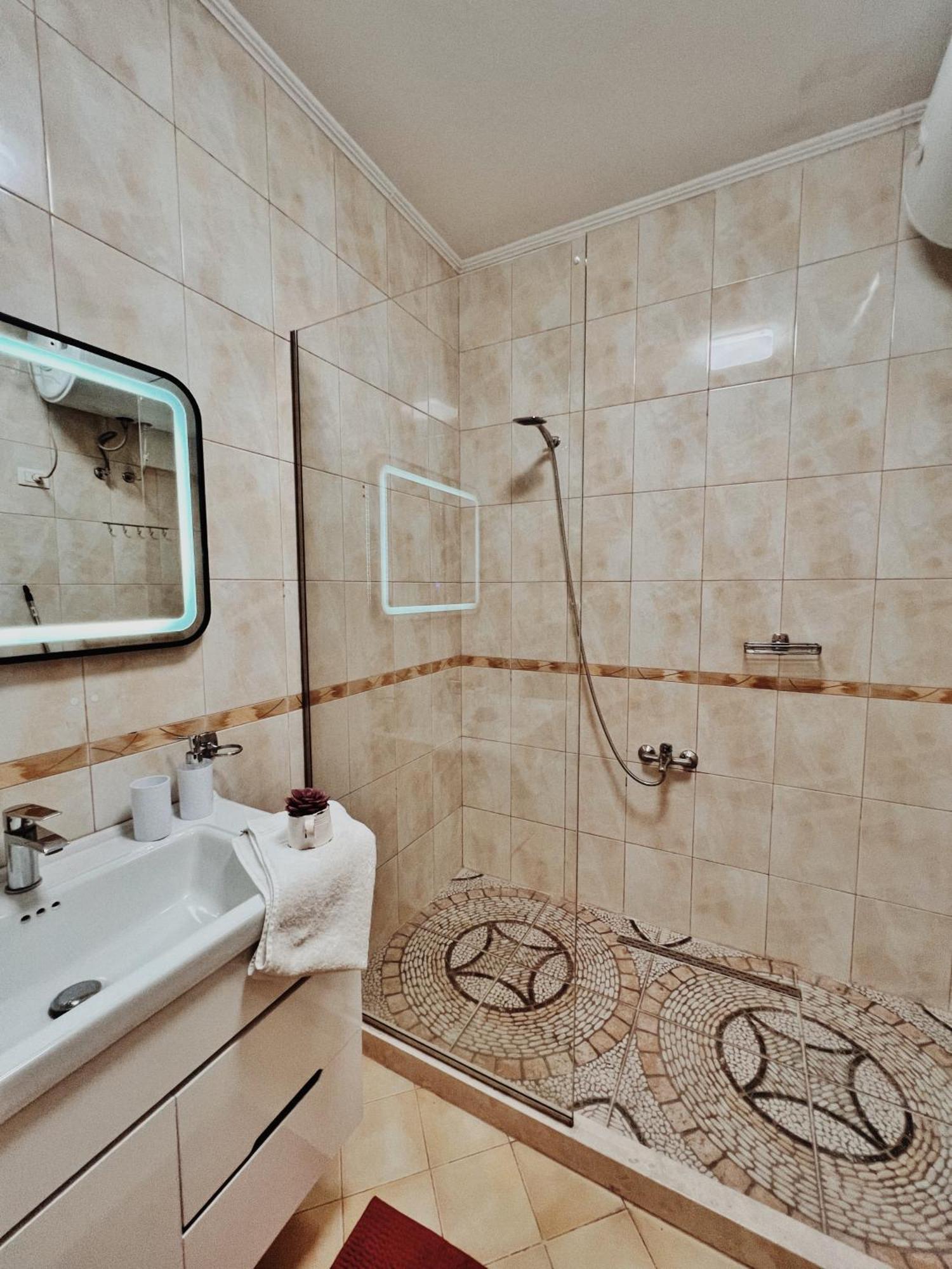 Cozy Rooftop Apartment - Your Home, Away From Home! Tiranë Ngoại thất bức ảnh