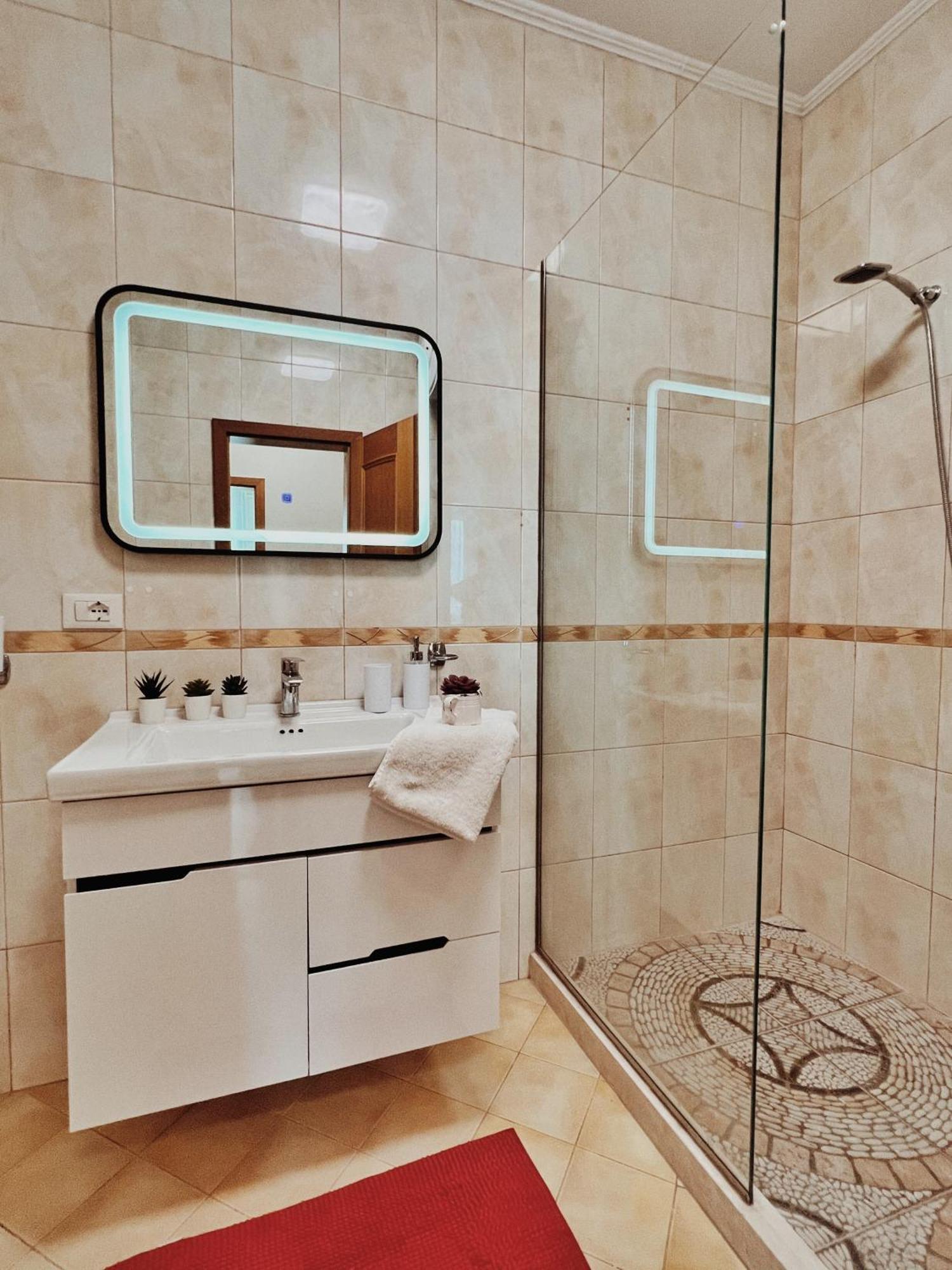 Cozy Rooftop Apartment - Your Home, Away From Home! Tiranë Ngoại thất bức ảnh